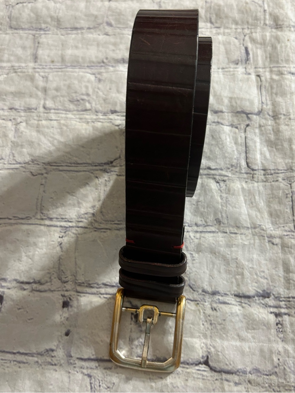 EMBOSSED REDDISH BROWN LEATHER BELT WITH CENTER BAR GOLD TONE BUCKLE RED STITCH